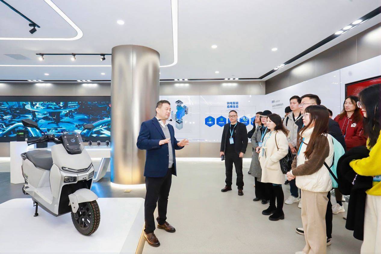 国家工信部装备一司及人才交流中心领导调研奇瑞墨甲机器人：肯定车企引领的具身智能创新路径