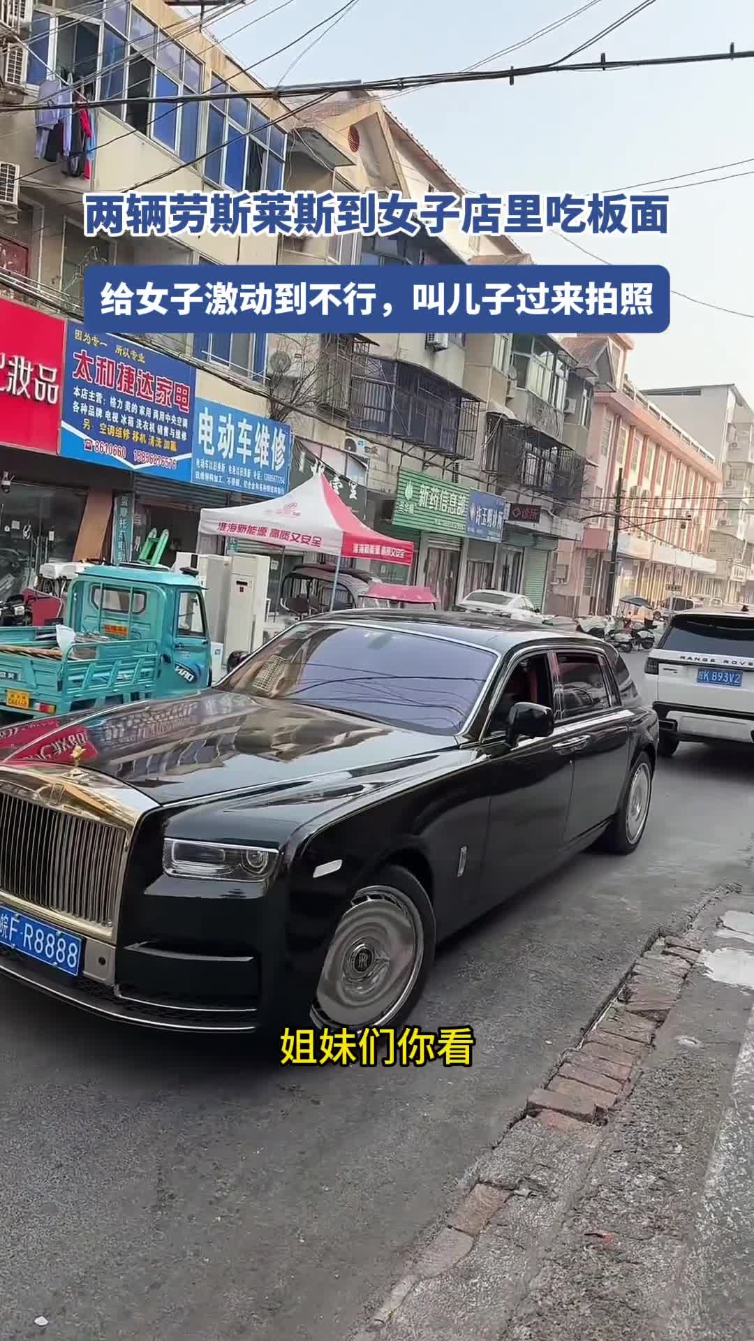 男子开辅助驾驶后睡着 结果车辆闯红灯还撞护栏