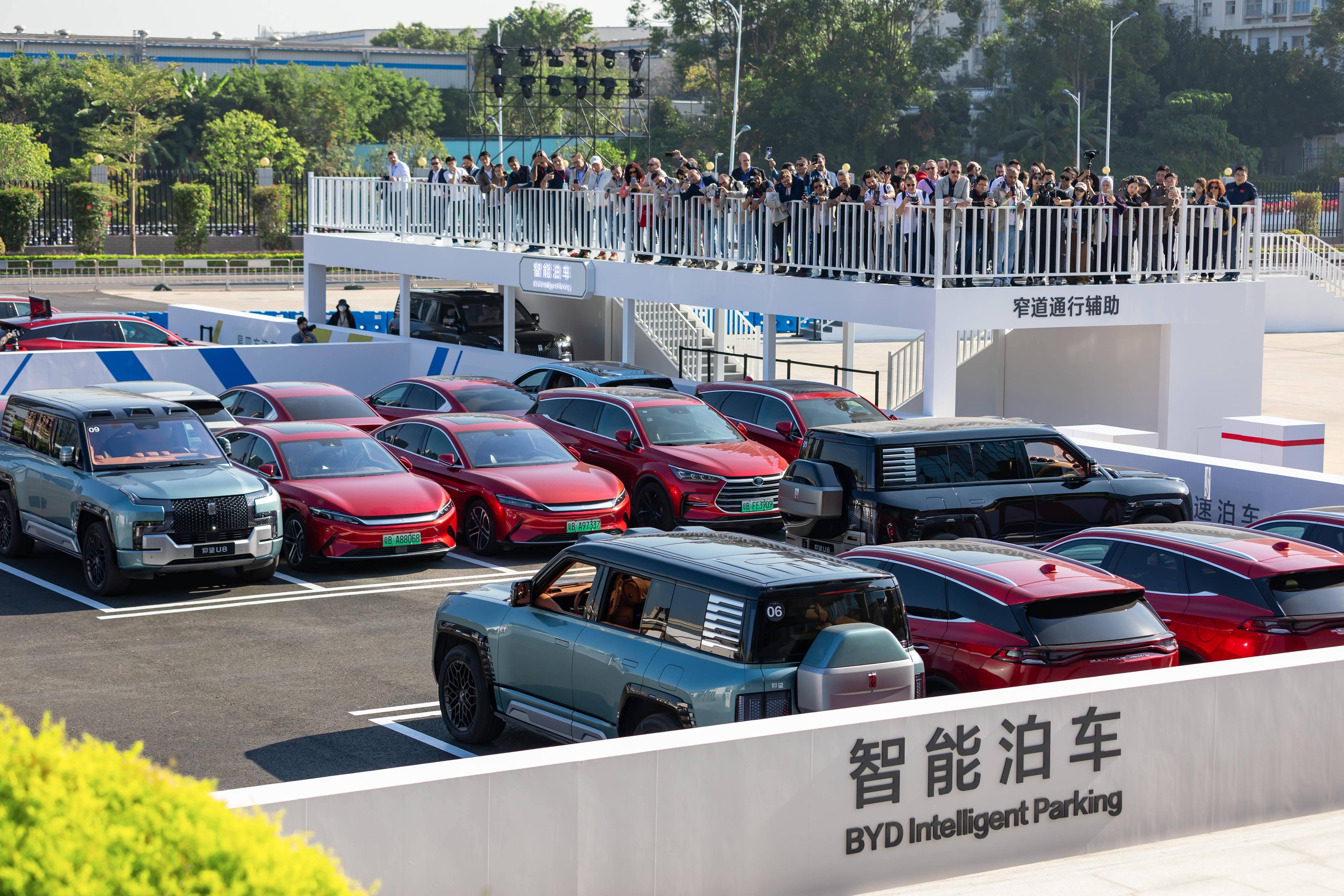 问题车展现名场面：车企人员趴引擎盖上狂敲键盘 秒出退车协议