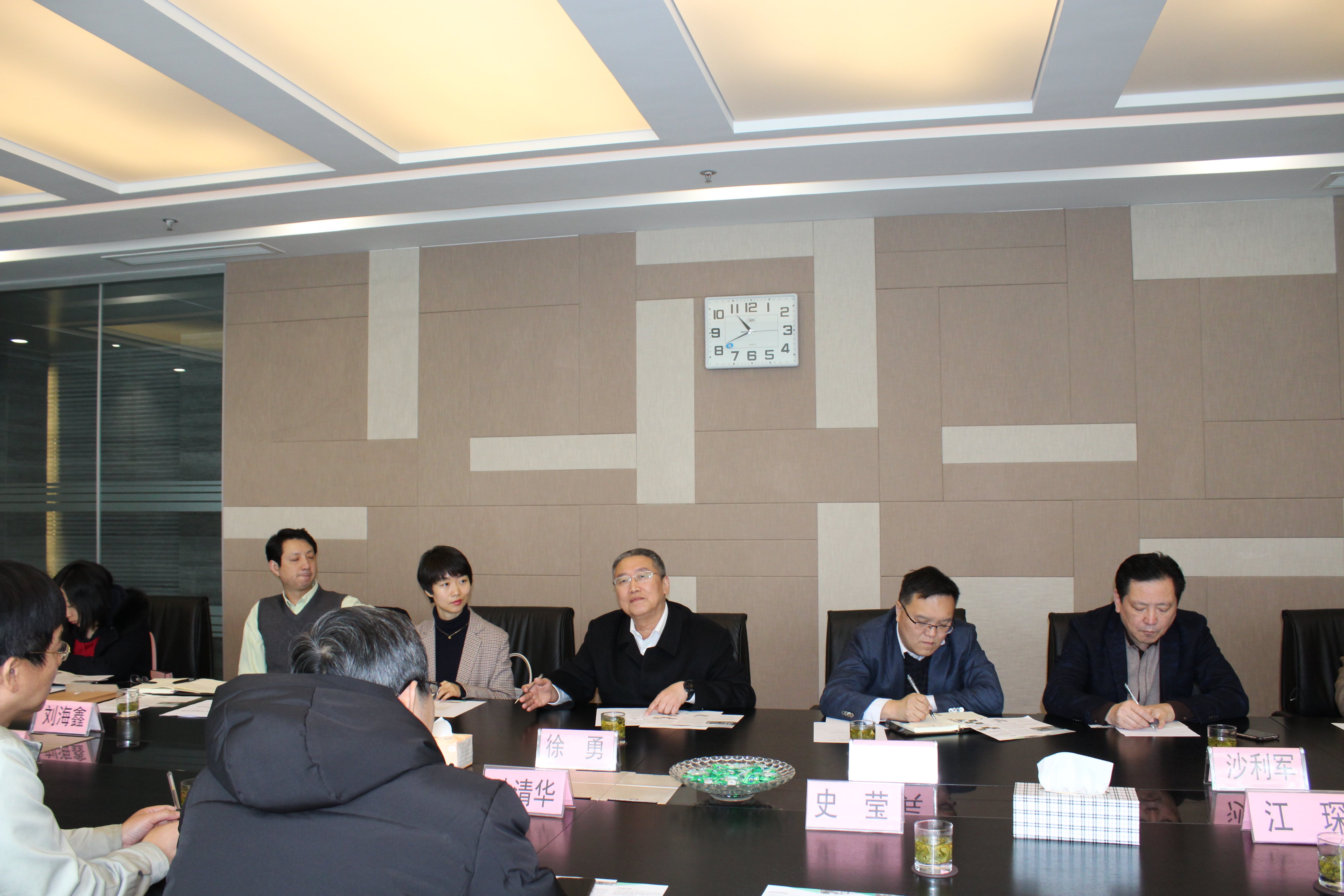 奔驰劳资委员会主席呼吁调整在华战略，以夺回“失地”