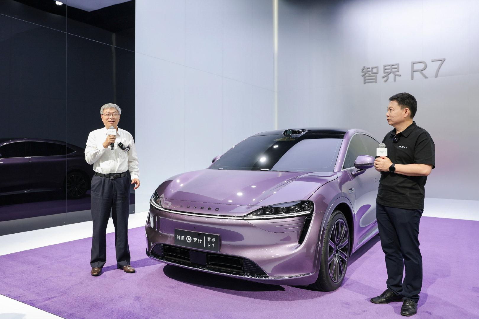 余承东展示科幻一幕：智界新S7自己开过来接他