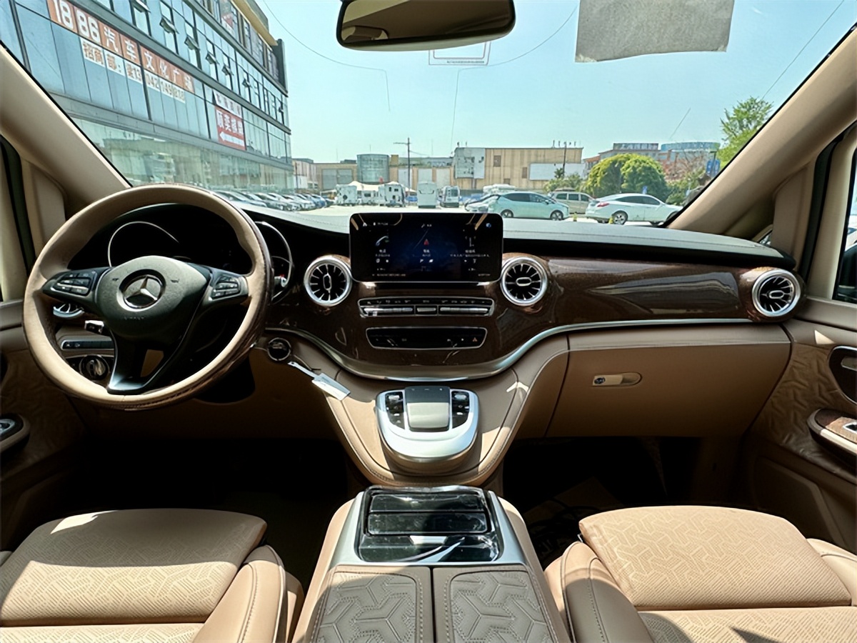 2024款新Benz V260l上市 车长5米37 9速MPV内饰太奢华