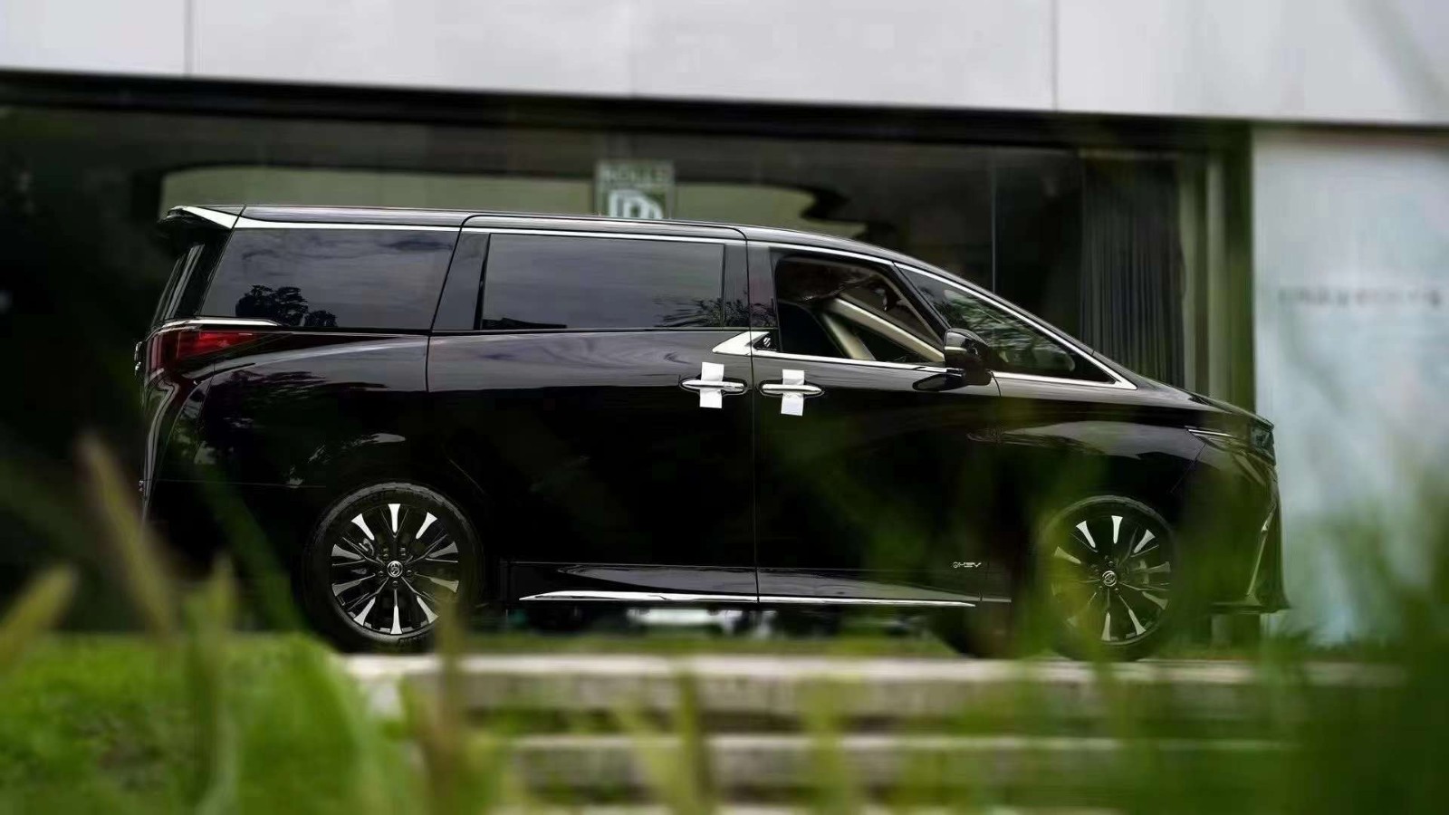 丰田(进口)埃尔法降价9万 仅81万可入手