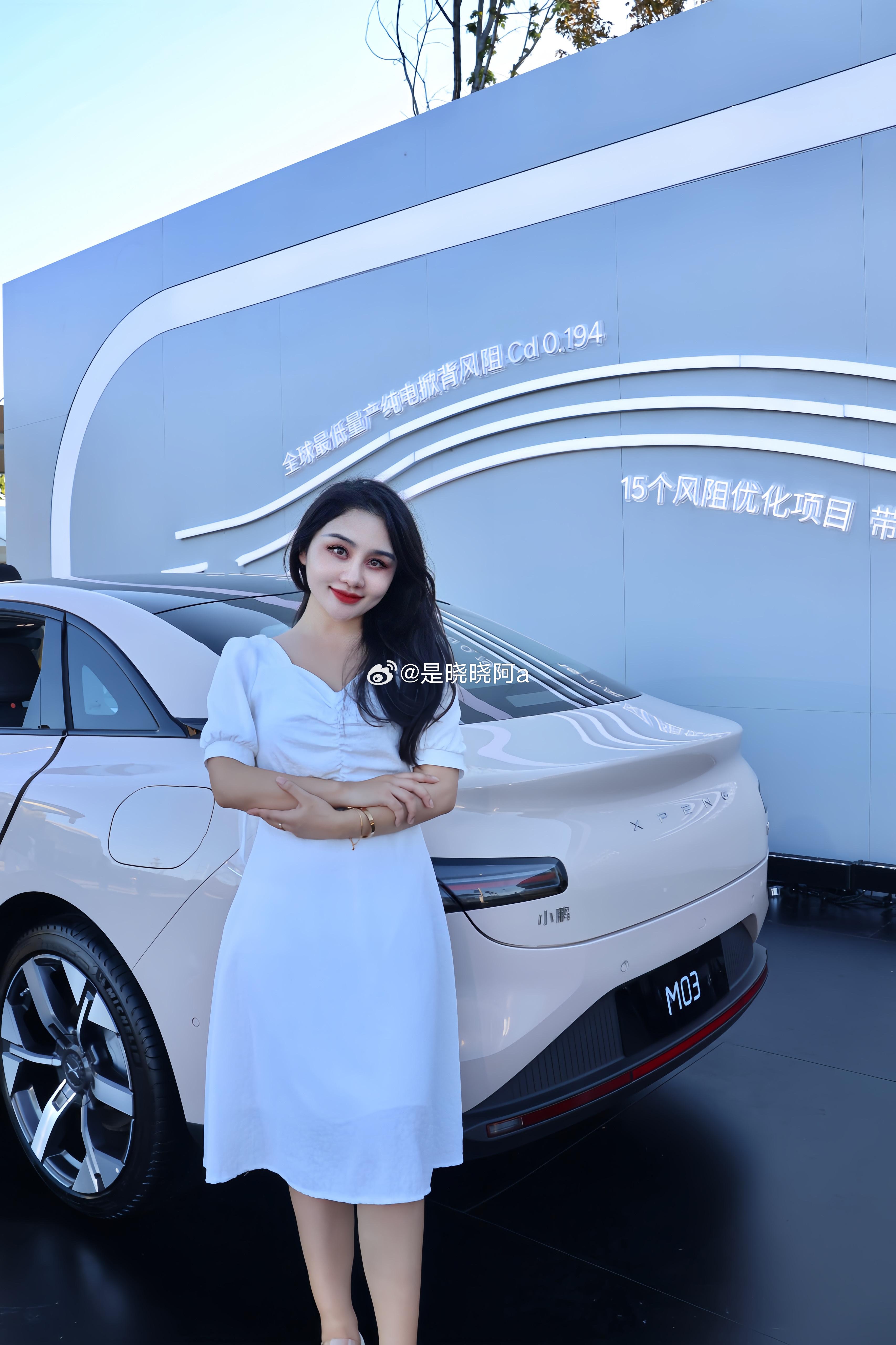 何小鹏为三对小鹏MONA车主证婚：现场见证新人领证