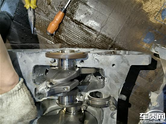 应急车道超车底盘撞石头：瞬间爆燃起火