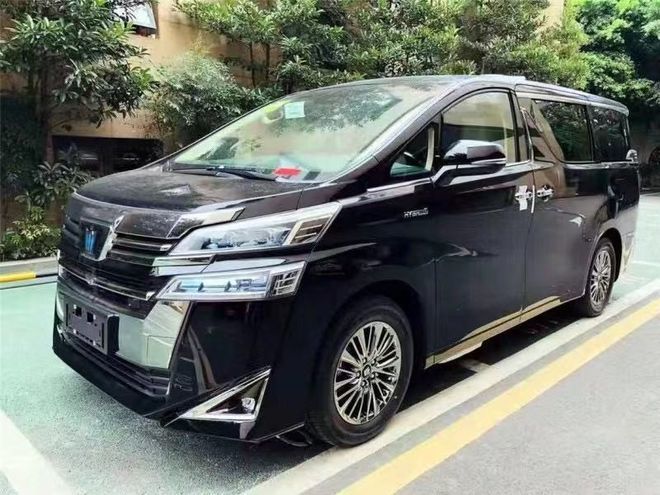 全新皇冠威尔法上市 内外焕新