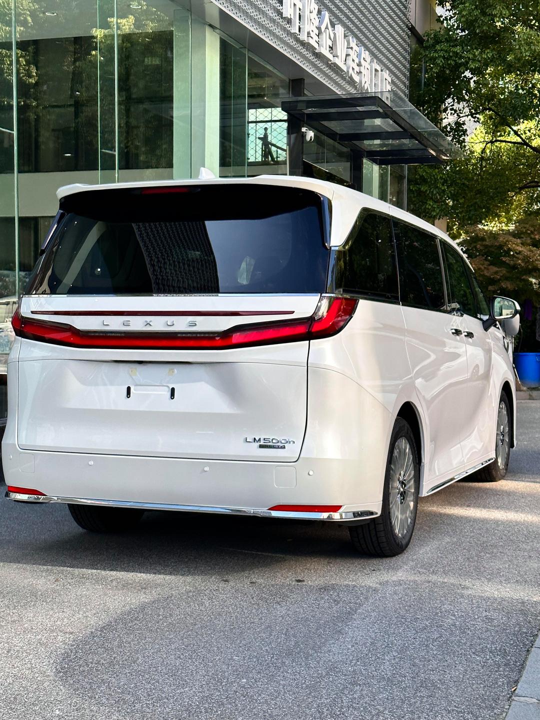 成都平行进口雷克萨斯LM欧版最新行情 仅售145万起