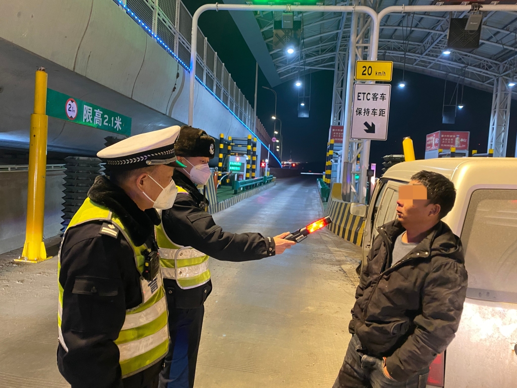 男子喝3斤白酒开智驾上高速睡着辩称没开车:吊销驾照、追究刑责