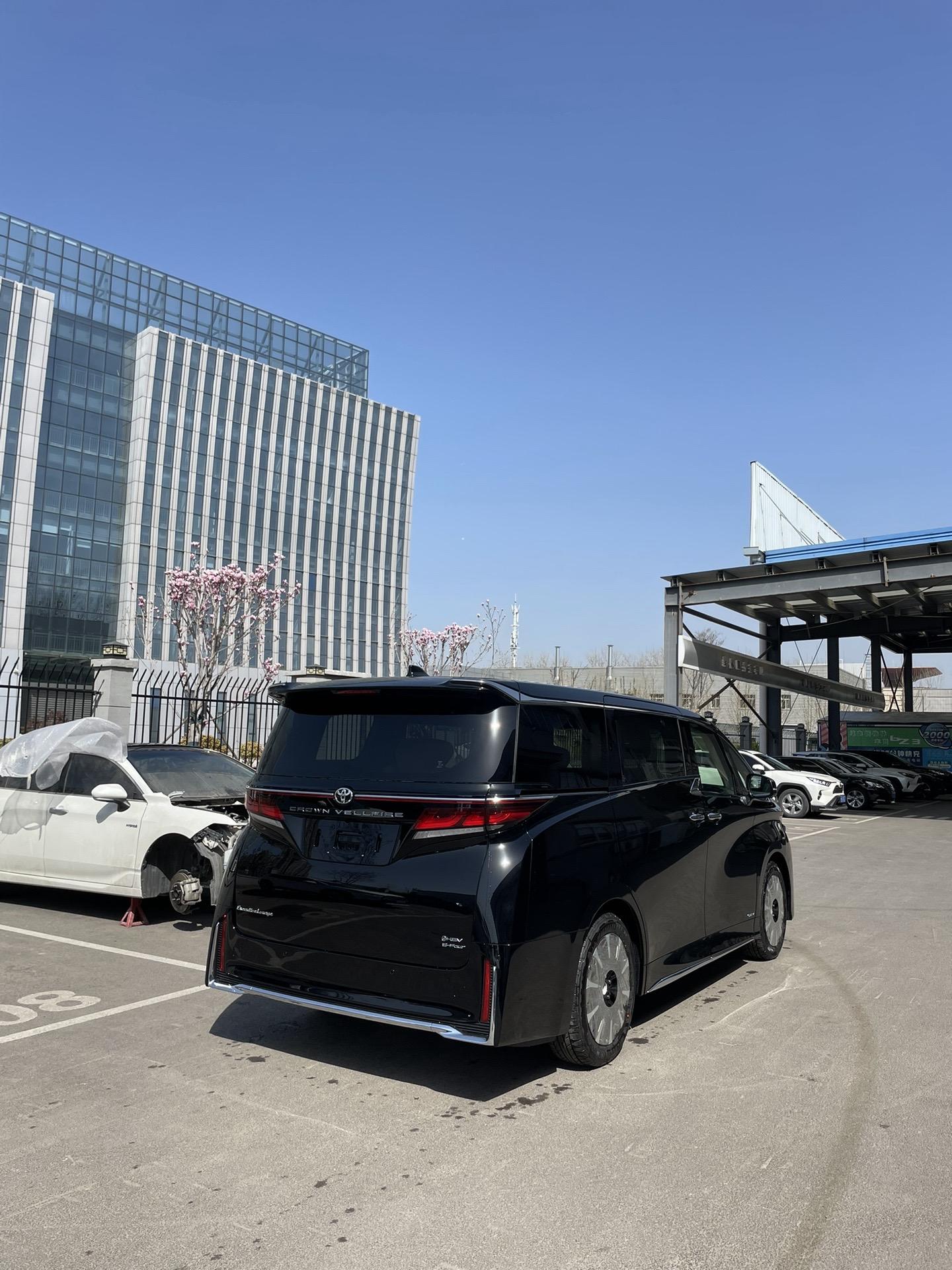 全新皇冠威尔法上市 前脸气势拉满